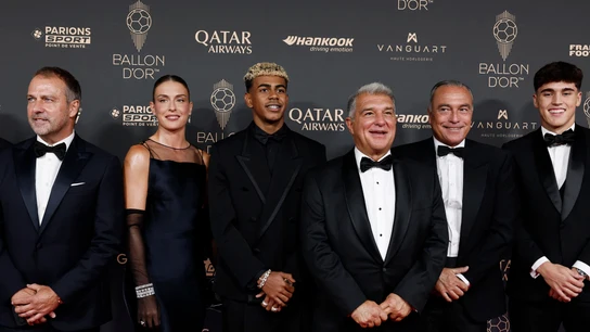 Joan Laporta, en la gala del Balón de Oro, junto a los representantes del Barcelona Joan Laporta, en la gala del Balón de Oro, junto a los representantes del Barcelona