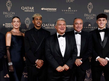 Joan Laporta, en la gala del Balón de Oro, junto a los representantes del Barcelona