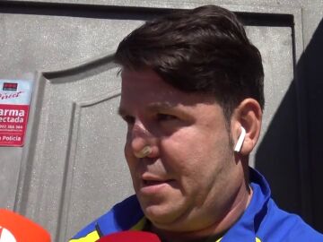 Lucas contestanto a la prensa