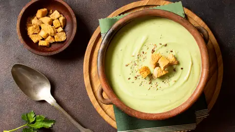 Crema de calabacín con picatostes Crema de calabacín con picatostes