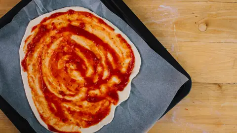 Masa de pizza con tomate Masa de pizza con tomate