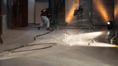 ¡La manera más épica de descorchar una botella! Álex González alucina con la ciencia de Marron