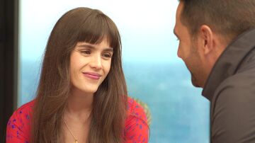 Julia pierde el control sobre si misma… ¡y acaba besando a David!