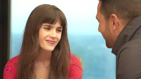 Julia pierde el control sobre si misma… ¡y acaba besando a David! Julia pierde el control sobre si misma… ¡y acaba besando a David!
