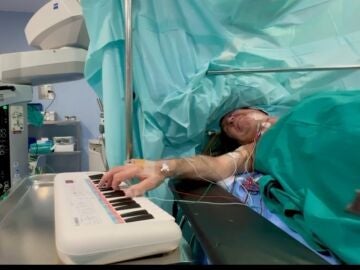 El hospital Cruz Roja de Córdoba realiza con éxito una cirugía cerebral mientras el paciente toca el piano