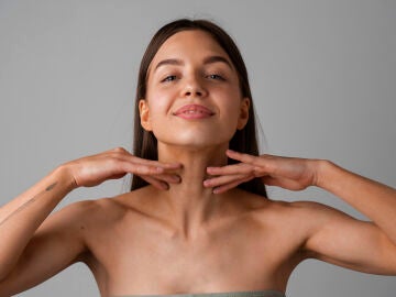 Mujer con la mand&iacute;bula marcada