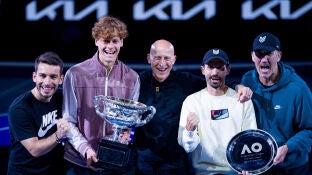 Giacomo Naldi (primero por la izquierda) junto a Sinner y el equipo del italiano en el Open de Australia 2024