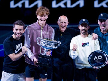 Giacomo Naldi (primero por la izquierda) junto a Sinner y el equipo del italiano en el Open de Australia 2024