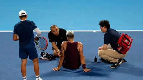 Carlos Alcaraz, atendido tras torcerse el tobillo ante Báez en Tokio Carlos Alcaraz, atendido tras torcerse el tobillo ante Báez en Tokio