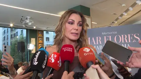 Mar Flores haciendo declaraciones a la prensa Mar Flores haciendo declaraciones a la prensa