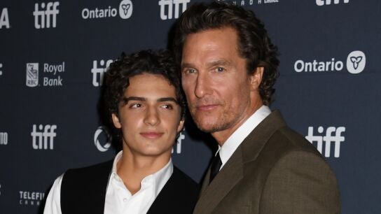 Matthew McConaughey con su hijo en el Tiff en 2025