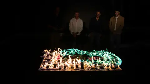 Marron enciende un laberinto de llamas para impresionar a Alejandro Amenábar y Julio Peña Marron enciende un laberinto de llamas para impresionar a Alejandro Amenábar y Julio Peña
