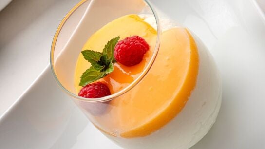 Semifr&iacute;o de lim&oacute;n con frambuesas, un postre refrescante, rico y liviano de Karlos Argui&ntilde;ano