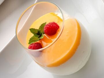 Semifrío de limón con frambuesas, un postre refrescante, rico y liviano de Karlos Arguiñano
