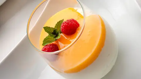 Semifrío de limón con frambuesas, un postre refrescante, rico y liviano de Karlos Arguiñano Semifrío de limón con frambuesas, un postre refrescante, rico y liviano de Karlos Arguiñano