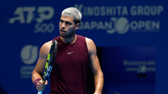 Carlos Alcaraz, en acci&oacute;n ante Sebasti&aacute;n B&aacute;ez en Tokio