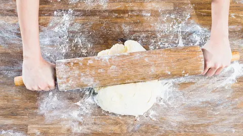Persona amasando una masa de pizza Persona amasando una masa de pizza