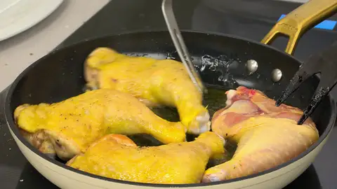 Salpimienta los muslos de pollo, introdúcelos en la sartén y dóralos a fuego medio Salpimienta los muslos de pollo, introdúcelos en la sartén y dóralos a fuego medio