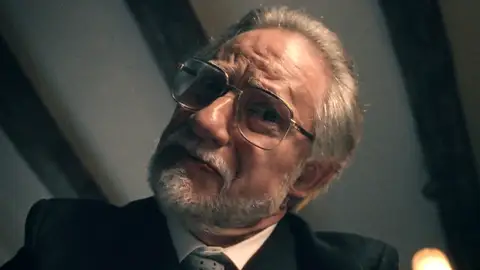 Damián asfixia a don Pedro... ¡En un ataque de locura! Damián asfixia a don Pedro... ¡En un ataque de locura!