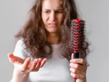Mujer que sufre caída de pelo  Mujer que sufre caída de pelo