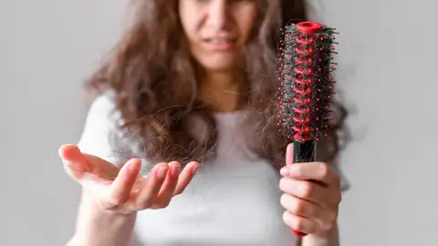 Mujer que sufre caída de pelo Mujer que sufre caída de pelo
