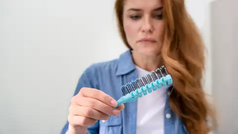 Mujer que sufre caída de pelo Mujer que sufre caída de pelo