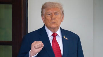 El presidente Donald Trump levanta los puños afuera del Ala Oeste mientras espera saludar al presidente de Turquía