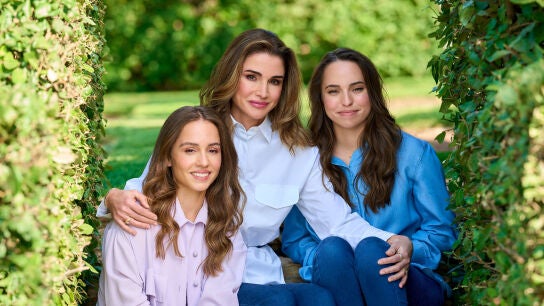 Salma de Jordania con su madre Rania y su hermana