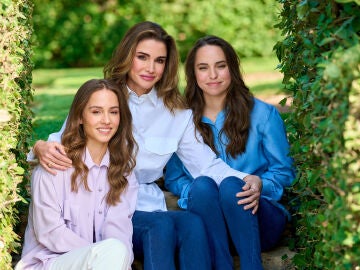 Salma de Jordania con su madre Rania y su hermana