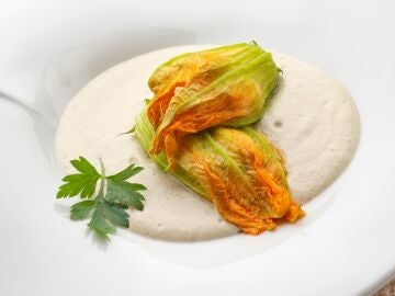 Argui&ntilde;ano, impresionado con la flor de calabac&iacute;n rellena con ajoblanco de uva moscatel: "Es un platazo para los amantes de la cocina"