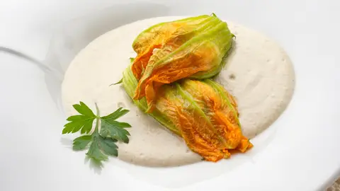 Arguiñano, impresionado con la flor de calabacín rellena con ajoblanco de uva moscatel: "Es un platazo para los amantes de la cocina" Arguiñano, impresionado con la flor de calabacín rellena con ajoblanco de uva moscatel: "Es un platazo para los amantes de la cocina"