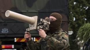 Un soldado de la Bundeswehr presenta el inhibidor de veh&iacute;culos a&eacute;reos no tripulados HP 47 en la exposici&oacute;n de defensa con drones en el segundo d&iacute;a del ejercicio a gran escala 'Red Storm Bravo'.