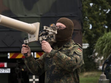 Un soldado de la Bundeswehr presenta el inhibidor de vehículos aéreos no tripulados HP 47 en la exposición de defensa con drones en el segundo día del ejercicio a gran escala 'Red Storm Bravo'.