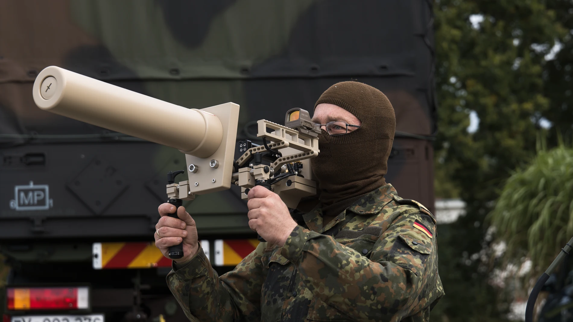 Un soldado de la Bundeswehr presenta el inhibidor de vehículos aéreos no tripulados HP 47 en la exposición de defensa con drones en el segundo día del ejercicio a gran escala 'Red Storm Bravo'. Un soldado de la Bundeswehr presenta el inhibidor de vehículos aéreos no tripulados HP 47 en la exposición de defensa con drones en el segundo día del ejercicio a gran escala 'Red Storm Bravo'.