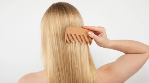 Mujer peinándose Mujer peinándose