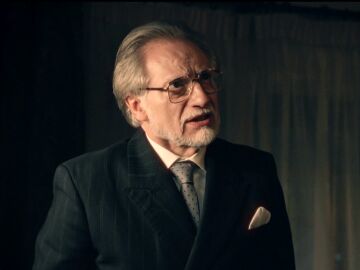 Dami&aacute;n le cuenta a Irene que don Pedro ha muerto, pero oculta su asesinato