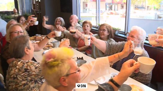Una conversaci&oacute;n de ascensor gener&oacute; una red contra la soledad en A Coru&ntilde;a: "Ahora somos una familia"