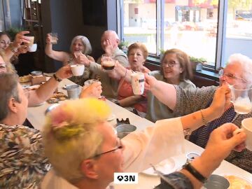 Una conversaci&oacute;n de ascensor gener&oacute; una red contra la soledad en A Coru&ntilde;a: "Ahora somos una familia"