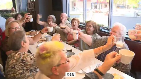 Una conversación de ascensor generó una red contra la soledad en A Coruña: "Ahora somos una familia" Una conversación de ascensor generó una red contra la soledad en A Coruña: "Ahora somos una familia"