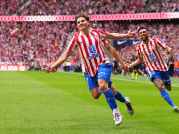 Julián Álvarez celebra su segundo gol en el derbi