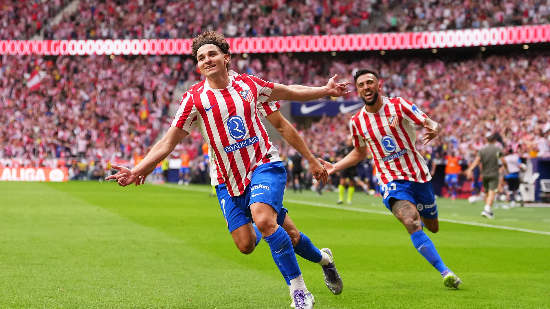 Julián Álvarez celebra su segundo gol en el derbi Julián Álvarez celebra su segundo gol en el derbi