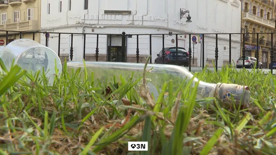 El centro de Valencia atrapado en la resaca del botellón: "Cuando te levantas ves todo lleno de porquería" El centro de Valencia atrapado en la resaca del botellón: "Cuando te levantas ves todo lleno de porquería"