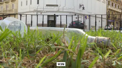 El centro de Valencia atrapado en la resaca del botellón: "Cuando te levantas ves todo lleno de porquería" El centro de Valencia atrapado en la resaca del botellón: "Cuando te levantas ves todo lleno de porquería"