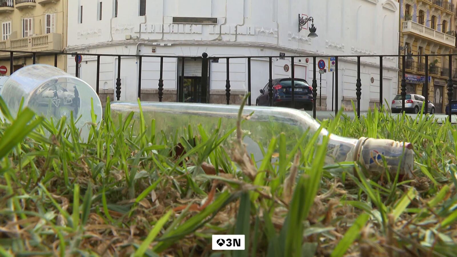 El centro de Valencia atrapado en la resaca del botellón: 