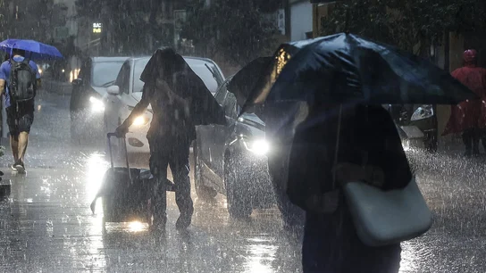 Valencia y otros municipios de la provincia suspenden clases este lunes ante la alerta roja por lluvias Valencia y otros municipios de la provincia suspenden clases este lunes ante la alerta roja por lluvias