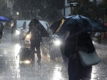 Valencia y otros municipios de la provincia suspenden clases este lunes ante la alerta roja por lluvias