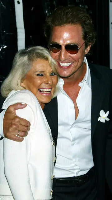 Matthew McConaughey y su madre Kay en 2005 Matthew McConaughey y su madre Kay en 2005