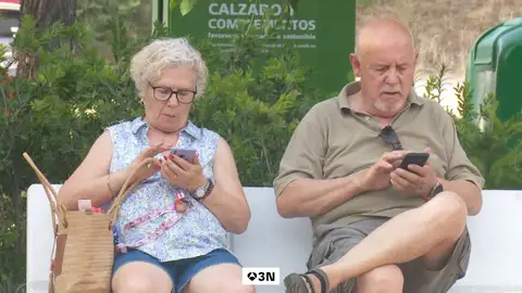 Los mayores cada vez están más conectados, pero a su manera: "Ni TikTok ni TikTik tengo" Los mayores cada vez están más conectados, pero a su manera: "Ni TikTok ni TikTik tengo"