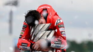 Marc M&aacute;rquez posa con el trofeo de campe&oacute;n del mundo de Moto GP 2025