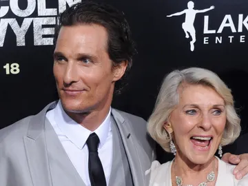 Matthew McConaughey y su madre Kay en 2011 Matthew McConaughey y su madre Kay en 2011